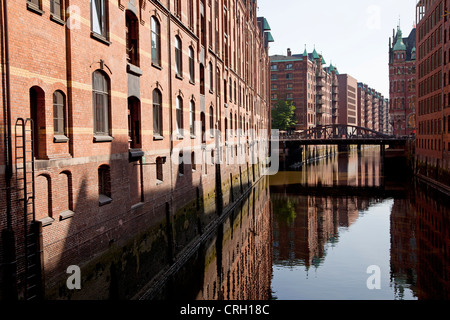 Depositi e di un canale nel quartiere Speicherstadt, Città Libera e Anseatica di Amburgo, Germania, Europa Foto Stock