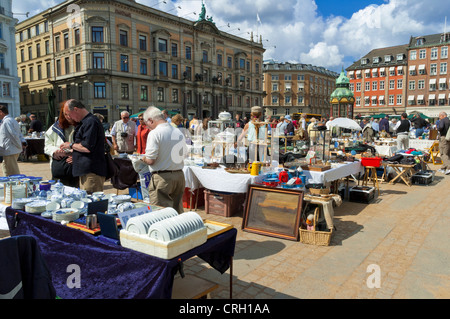 Copenhagen, Danimarca - gente che fa shopping al mercato delle pulci all'aperto, al mercato dell'antiquariato nella città vecchia di Nyhavn, Copenhagen, Danimarca Foto Stock