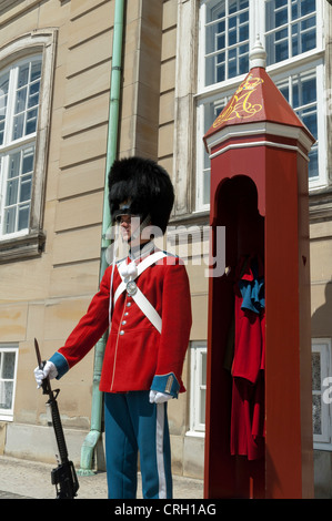 Una sentinella a Amalienborg, il Palazzo Reale, Copenhagen, Danimarca Foto Stock