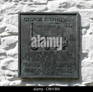 La placca sulla parete di George Stephenson's Birthplace vicino a Wylam North East England Regno Unito Foto Stock