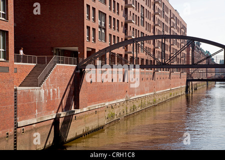 Depositi e di un canale nel quartiere Speicherstadt, Città Libera e Anseatica di Amburgo, Germania, Europa Foto Stock