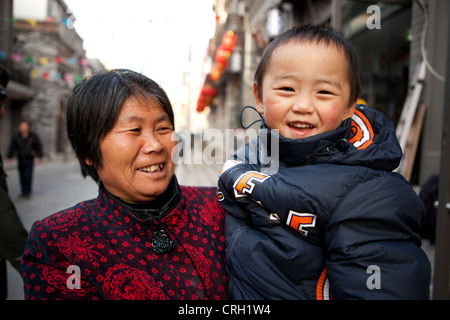 Felice madre e figlio avendo divertimento all'aperto, Pechino, Cina Foto Stock