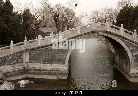 Cinghia di giada bridge e il lago al Vecchio Palazzo d'Estate a Pechino, Cina Foto Stock