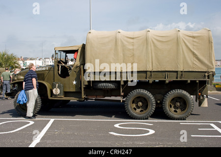 Esercito Vintage veicolo sul lungomare di Weymouth per le forze armate di celebrazioni giorno. Foto Stock