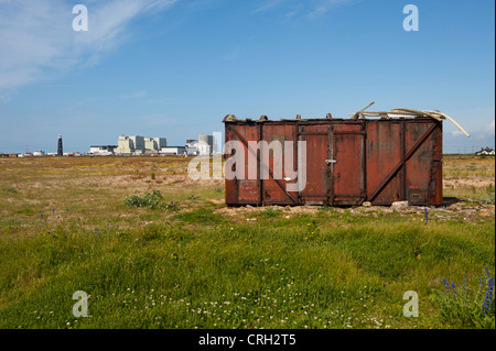 Pescatore di archiviazione del capanno sulla spiaggia di Dungeness, Kent, Regno Unito con la stazione di potenza in background Foto Stock