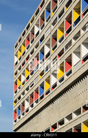 Colorata facciata sud-ovest o mare della Cité Radieuse o. Unità d'abitazione o appartamenti di le Corbusier Marseille Francia Foto Stock