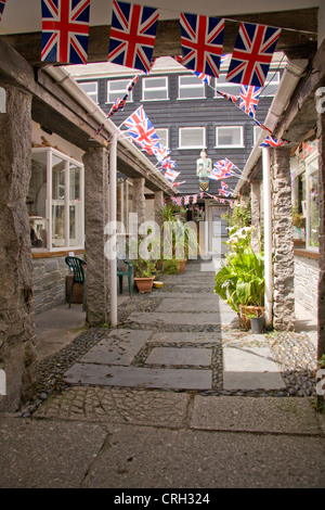 Il Sloop Craft Market, St. Ives, Cornwall, addobbato con unione bandiere per celebrare la regina Elisabetta di diamante giubileo Foto Stock