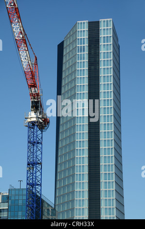 CMA CGM torre di uffici da Zaha Hadid e costruzione di gru Euroméditerranée nel quartiere degli affari di Marsiglia o Marsiglia Francia Foto Stock