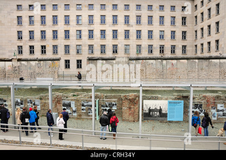 Berlino, Germania. Conservate la sezione del muro di Berlino entro la Topographie des terrori mostra - Detlev-Rohwedder-Haus Foto Stock