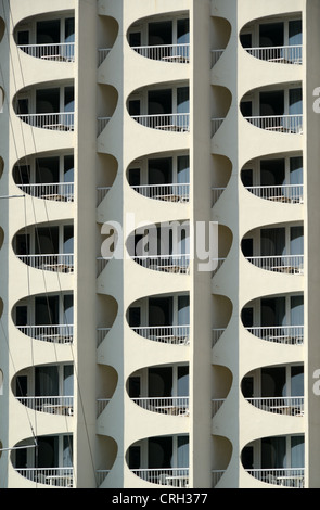 Motivi delle finestre e balconi del Tower Block degli Appartamenti Vacanze O Appartamenti a la Grande-Motte Resort Città Hérault Francia Foto Stock