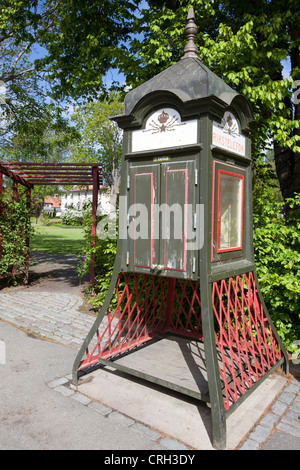 Vecchia cabina telefonica presso la Stora gatan, Sigtuna (Svezia) Foto Stock