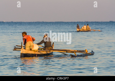 Vezo fishermens nella laguna di Ifaty, southwestern Madagascar Foto Stock