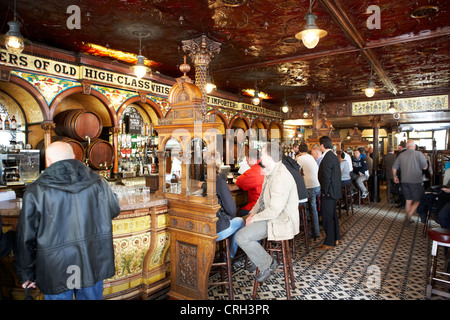 Interno del crown liquor saloon bar pub a Belfast Irlanda del Nord Regno Unito Foto Stock