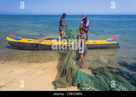 Vezo fishermens nella laguna di Ifaty, southwestern Madagascar Foto Stock