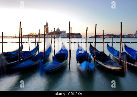 Gondole ormeggiati davanti alla Basilica di San Giorgio Maggiore, Venezia, Veneto, Italia Foto Stock