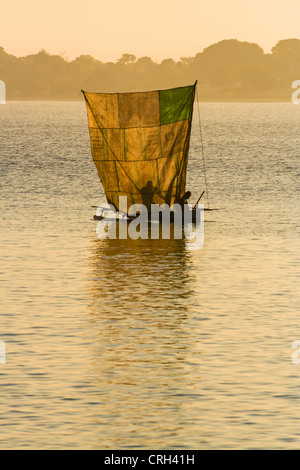 Vezo fishermens nella laguna di Ifaty, southwestern Madagascar Foto Stock