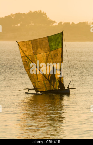 Vezo fishermens nella laguna di Ifaty, southwestern Madagascar Foto Stock