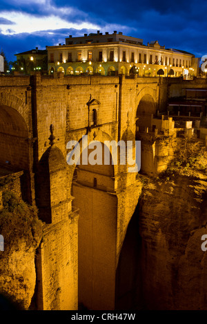 Nuovo ponte (Spagnolo: Puente Nuevo) dal XVIII secolo illuminato di notte nella città di Ronda, southern Andalusia, Spagna. Foto Stock