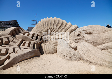 Copenhagen Festival Internazionale delle sculture di sabbia 2012, porto di Copenaghen: scultura di Daniel Doyle, Irlanda. Evoluzione del tema. Foto Stock