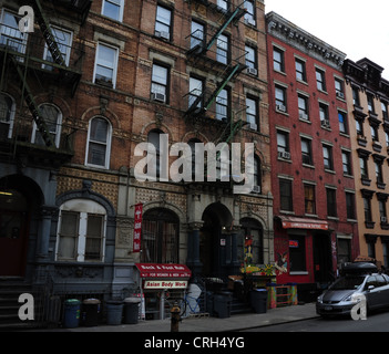 Cielo grigio visualizza i mattoni rossi 'Fisico Graffiti edificio" accanto a 'Fun City tatuaggio', Piazza San Marco, East Village, New York Foto Stock