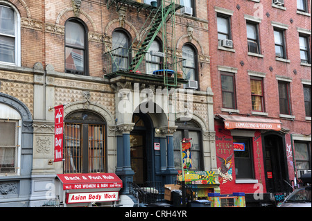 'Fisico Graffiti edificio", con seminterrato massaggi negozi di abbigliamento, accanto a 'Fun City tatuaggio',. San Marco's Place, New York Foto Stock