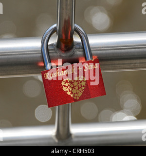 Inscritto amore lucchetto o amore lock sul ponte sul Fiume Tamigi a sinistra da coppie romantiche copiare idee simili da Parigi etc. Londra Inghilterra REGNO UNITO Foto Stock