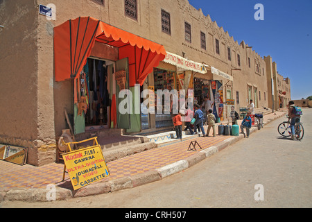 Scena di strada angolo di strada in Marocco Rissni con Kodak pannello pubblicitario Foto Stock