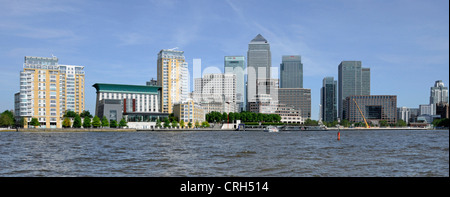 Vista del Tamigi in alta marea per Docklands Canary Wharf skyline di appartamenti lungo il fiume alloggio e alti edifici di uffici est Londra UK Foto Stock