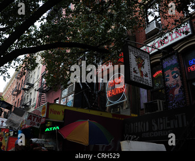 Struttura ad albero sul marciapiede, neon rosso "Letture psichiche', 'Andromeda Tattoo Body Piercing' studio, 33 St Mark, East Village, New York Foto Stock