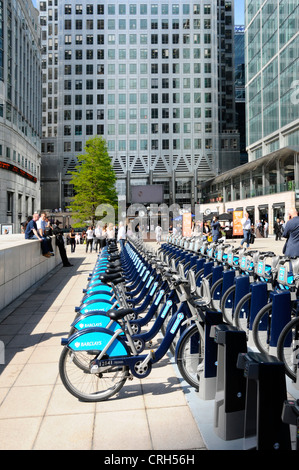 Barclays sponsorizzato biciclette a noleggio adiacente al Canary Wharf Jubilee Line Stazione della metropolitana Isle of Dogs Tower Hamlets, East London Inghilterra England Regno Unito Foto Stock