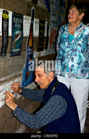 Patroni visitatori firma parete decorazioni funky Flora-Bama Beach e Oyster Bar Foto Stock