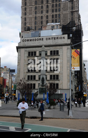 Ritratto persone attraversando Broadway, Generale degno monumento Obelisco, Commodore criterio edificio, vale la pena generale Square, New York Foto Stock