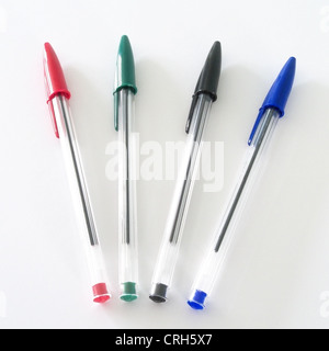 Selezione di rosso, verde e nero cristallo blu penne Bic su sfondo bianco Foto Stock