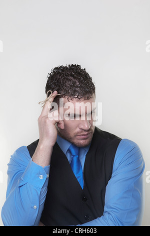 Bel uomo d affari con un pezzo di spago legato intorno al suo dito in modo hes non andare a dimenticare qualcosa Foto Stock