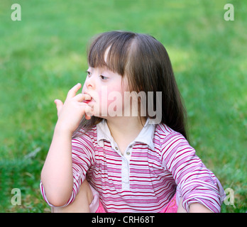 Ritratto di bella funny girl nel parco . Foto Stock