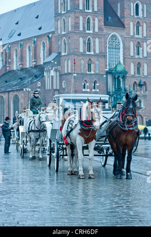 Piazza Principale sul giorno di pioggia, Cracow Polonia Foto Stock