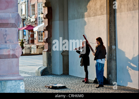 Buskers di eseguire dal cancello verde, Città Vecchia, Gdansk, Polonia Foto Stock