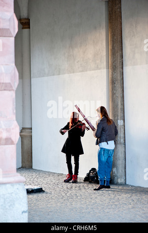 Buskers di eseguire dal cancello verde, Città Vecchia, Gdansk, Polonia Foto Stock