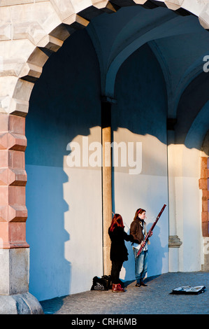 Buskers di eseguire dal cancello verde, Città Vecchia, Gdansk, Polonia Foto Stock