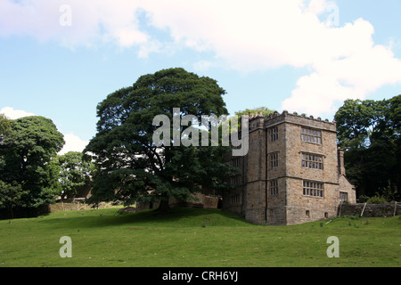 Xvi secolo a nord di fecce Hall a Hathersage nel Parco Nazionale di Peak District Foto Stock