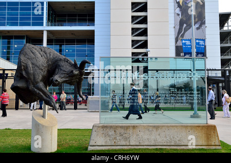 La scultura in bronzo di un toro infuria davanti al Reliant Stadium. Houston Texas, Stati Uniti d'America. Foto Stock
