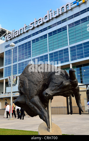 La scultura in bronzo di un toro infuria davanti al Reliant Stadium. Houston Texas, Stati Uniti d'America. Foto Stock