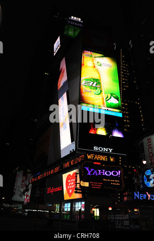 Ritratto notturno , verso il West 42nd Street, elettronico pubblicità al neon rising '1 Times Square, Broadway 7th Avenue, New York Foto Stock