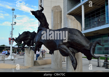 La scultura in bronzo di tori infuria davanti al Reliant Stadium. Houston Texas, Stati Uniti d'America. Foto Stock
