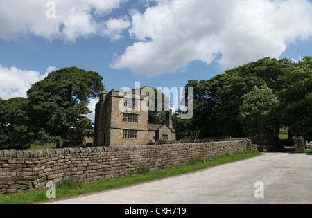 Xvi secolo a nord di fecce Hall a Hathersage nel Parco Nazionale di Peak District Foto Stock