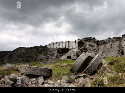 Macine a bordo Stanage nel Derbyshire Peak District vicino a Hathersage.e scalatori Foto Stock