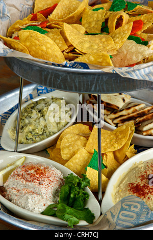 Due tier antipasto vassoio corn chips pane pita cunei tre avvallamenti Il Ritrovo Ristorante Foto Stock