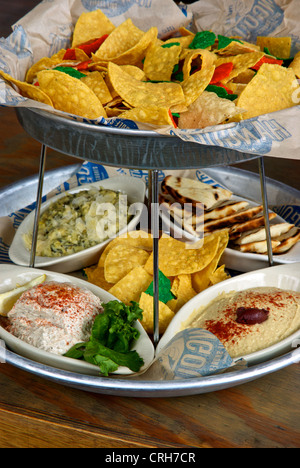 Due tier antipasto vassoio corn tortilla chips pane pita cunei tre avvallamenti Il Ritrovo Ristorante Foto Stock