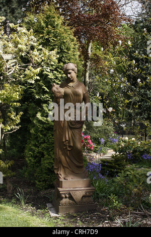 Grecian style statua in giardino West Retford Hotel, North Road, Retford, Lincolnshire, Inghilterra, Regno Unito DN22 7XG Foto Stock