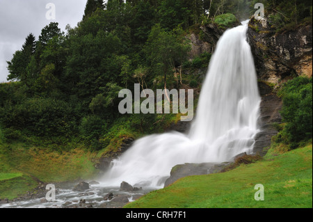 Cascata Steindalsfossen, Norvegia Foto Stock